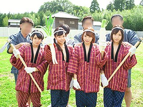 山奥県弩田舎郡炉利村 中出し乱交祭 サンプル動画サムネイル